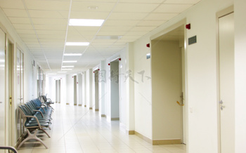 现代医院环境和走廊  洁净整洁的走廊空间