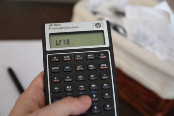 一只手拿着一个金融计算器